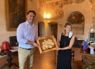 Anghiari, “Tanti i traguardi raggiunti con passione e professionalità dalla dirigente scolastica Monica Cicalini”