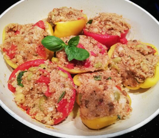 Pomodori e peperoni ripieni di cous cous e legumi al tegame