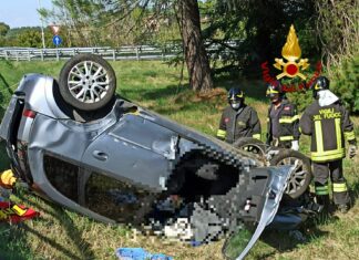 Auto si ribalta in autostrada. Feriti padre, madre e un 13enne