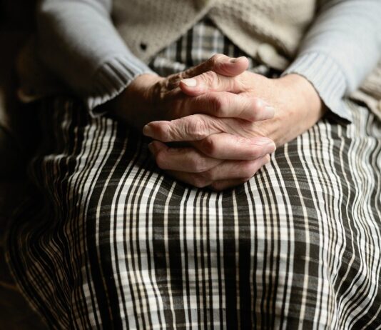 Rsa: la Regione sostiene l’acquisto di strumenti per la comunicazione a distanza con gli anziani