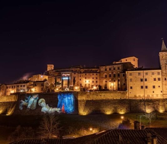 La Madonna del Parto di Piero della Francesca esce per la prima volta da Monterchi per essere proiettata virtualmente sulle Mura di Anghiari