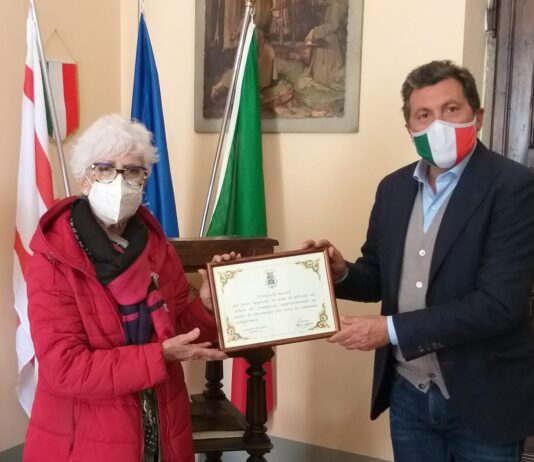 Una targa ricordo per i 60 anni di attività a Graziella Nocentini, volto storico dei commercianti castiglionesi