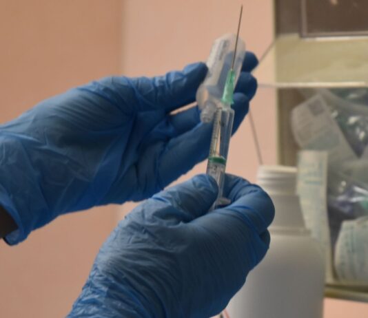 Vaccini Covid, agende aperte per persone con comorbidità e per i nati nel 1974 e nel 1975