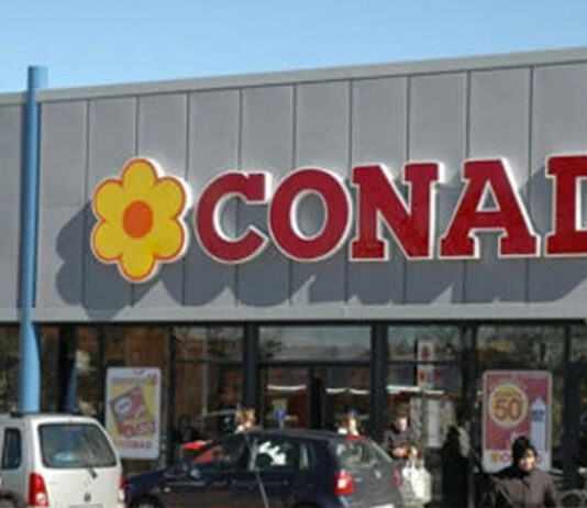 Conad: “Dipendenti non vaccinati in aspettativa non retribuita”. Sui social è scontro