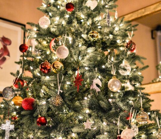 Prima si fa l’albero di Natale, prima si torna felici: il parere dello psicologo inglese McKeown