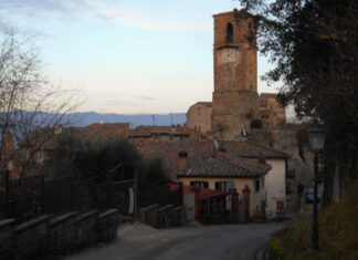 Il Campano di Anghiari si tinge di rosso