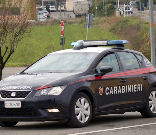 Regalano arance fingendosi amici, ma è una truffa