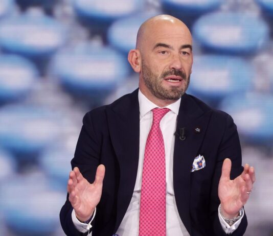 Covid, Bassetti: “Stato dia segnale contro violenze No Vax e No Green Pass”