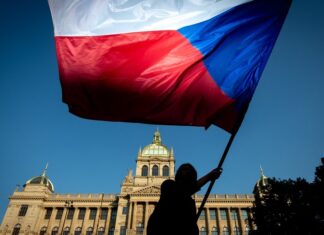 Praga: in 70mila in piazza contro Ue, Nato e sanzioni alla Russia