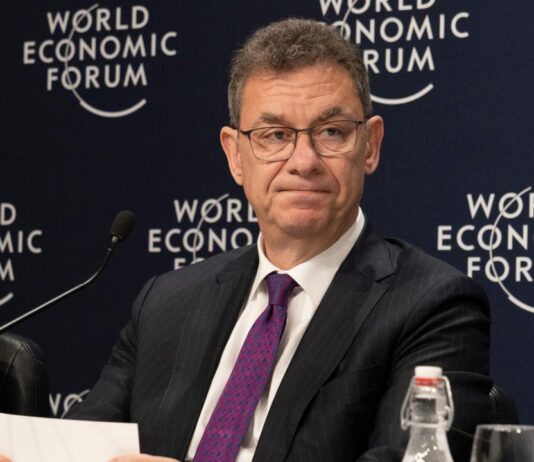 Albert Bourla, amministratore delegato di Pfizer, di nuovo positivo al Covid-19