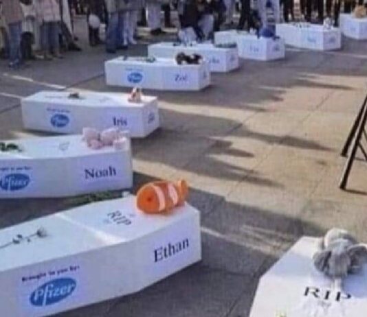 Svizzera: i genitori piangono la morte dei loro figli con bare bianche marchiate Pfizer