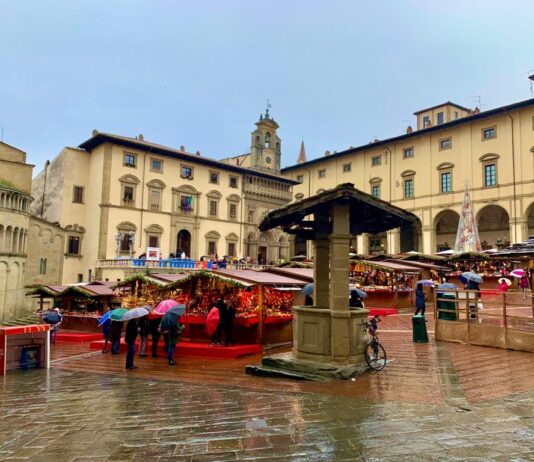 A passeggio sotto la pioggia nella Città di Natale