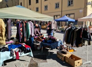 Mercatino del tarlo: è stata una domenica di sole, cittadini e turisti a Sansepolcro
