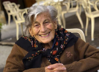 Nonna Giovanna morta a 91 anni: star di TikTok non è caduta nel camino, il racconto del nipote