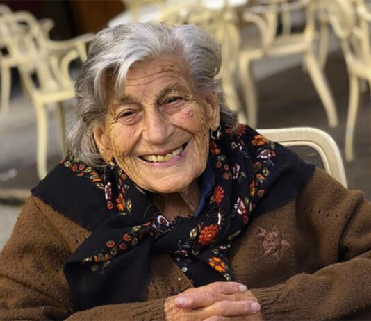 Nonna Giovanna morta a 91 anni: star di TikTok non è caduta nel camino, il racconto del nipote