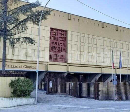 Tribunale de l’Aquila: “la contagiosità dei vaccinati come dei non vaccinati assurge a fatto notorio ai sensi dell’art. 115, c.p.c.”