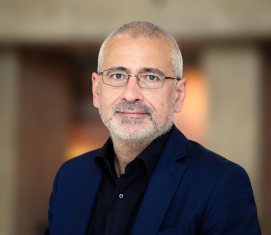 Alessandro Vespignani: “reintegrare i medici non vaccinati non è funzionale al sistema”