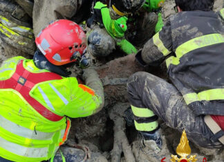 Donna intrappolata con il suo cane in una frana fangosa, salvata dai vigili del fuoco