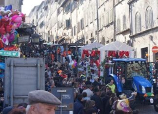 Torna il Carnevale di Anghiari: domenica tutti in piazza per la storica sfilata dei carri allegorici e dei gruppi mascherati