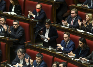 Caso Cospito, il Pd chiede le dimissioni dei deputati meloniani Donzelli e Delmastro