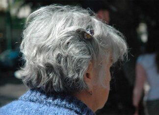 Porta la madre in RSA ma la seguono meno che a casa: “Quasi non posso neanche vederla”