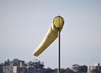 Vento, codice giallo fino alla mezzanotte di martedì 4 aprile