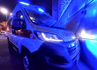 Frontale fra due auto nella notte