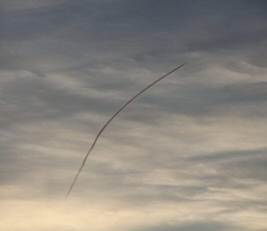 Scie chimiche sul cielo di Palma di Maiorca? Le foto di un lettore