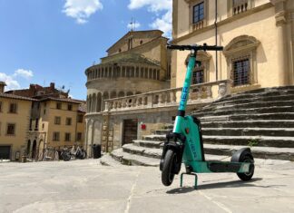 L’inciviltà corre sul monopattino elettrico