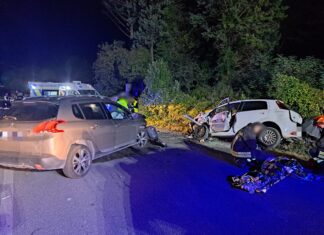 Violento scontro fra due auto a la Chiassa, rimaste ferite quattro persone
