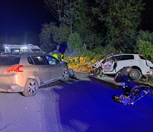 Violento scontro fra due auto a la Chiassa, rimaste ferite quattro persone