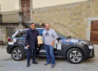 Guido Guerrini torna dal Mondiale e dona a Sansepolcro il trofeo vinto nell’ultima gara