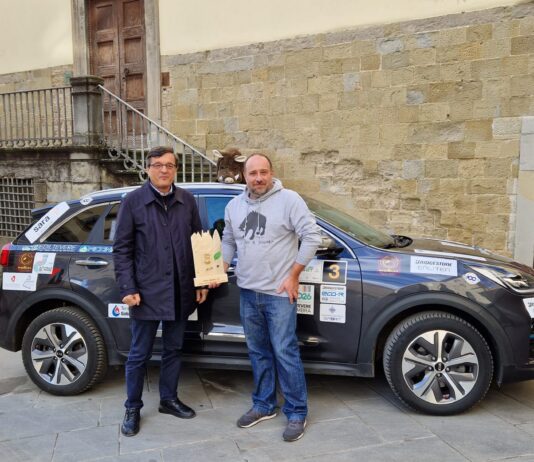 Guido Guerrini torna dal Mondiale e dona a Sansepolcro il trofeo vinto nell’ultima gara