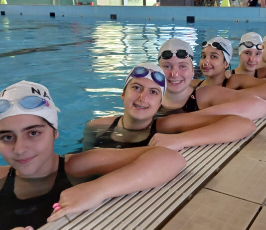 Le sincronette della Chimera Nuoto in vasca per il Saggio di Natale