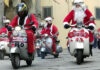 Una parata natalizia di vespisti tra vie e piazze del centro di Arezzo