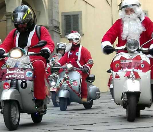 Una parata natalizia di vespisti tra vie e piazze del centro di Arezzo