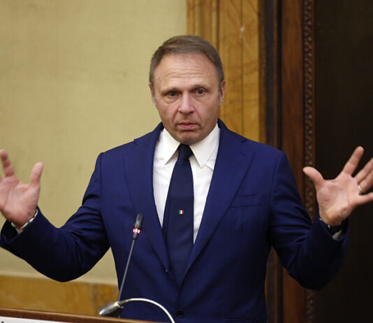 Peste suina, il piano di Lollobrigida: “Interveniamo sull’emergenza anche con l’esercito”