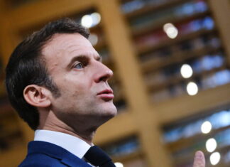 Macron fa catenaccio e “per il momento” conferma Attal primo ministro. Che succede ora in Francia?