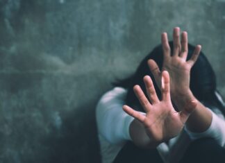 L’ex: “Ti ho scannato il cane, farete la stessa fine”. Il padre di Federica lancia un SOS