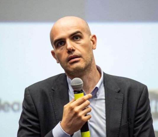 Spostato al Teatro Petrarca l’incontro con l’analista geopolitico Dario Fabbri nell’ambito del festival “Alti Scaffali”