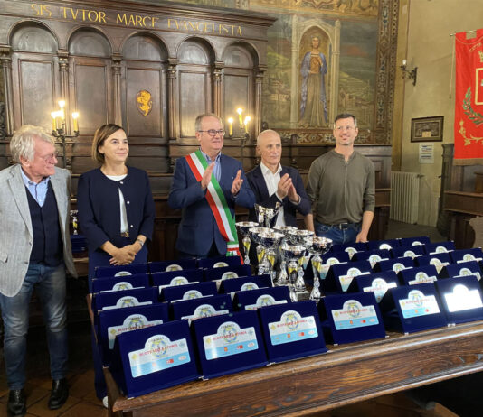 Cortona ospita la 6ª edizione di “Ruote nella Storia”: auto d’epoca e passione si incontrano nel cuore della Toscana