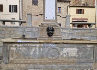 Sansepolcro, atto vandalico alla fontana di piazza Garibaldi