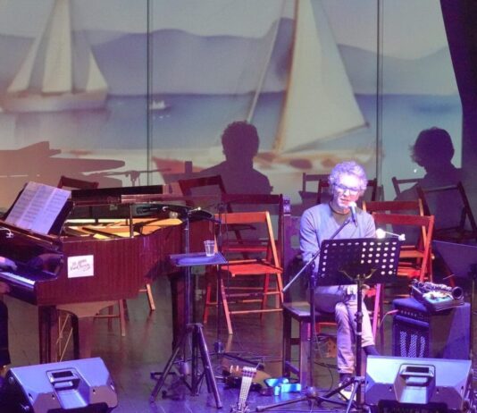 10 novembre ore 18.00 in scena ISTANTI di e con Francesco Seri per NUOVI ORIZZONTI la rassegna di teatro contemporaneo di Monterchi Laboratori Permanenti ha inaugurato la terza edizione di Nuovi Orizzonti, la rassegna di teatro contemporaneo a Monterchi, al Teatro Comunale, sede della Residenza artistica e culturale dell’associazione. La manifestazione si è aperta il 27 ottobre e durerà fino al 13 febbraio 2025, offrendo al pubblico diversi appuntamenti, dal teatro canzone alle drammaturgie contemporanee, agli spettacoli dedicati a bambini e famiglie. Nuovi Orizzonti è una rassegna rivolta principalmente agli abitanti del territorio della Valtiberina e al loro coinvolgimento: attraverso le sfaccettature del Teatro di ricerca, potranno divertirsi, ragionare, pensare, immaginare – come spiega la direttrice artistica Caterina Casini; – gli spettacoli proposti – prosegue l’Assessore alla Cultura Manuela Malatesta – assumono un significato sempre più profondo e portano con sé momenti di riflessione, frammenti musicali, incontri intimi, cercano di costruire e rendere saldo il rapporto fra i bambini e ragazzi con il teatro. Per il secondo appuntamento previsto il 10 novembre alle ore 18.00 quest’anno è stata inserita nella programmazione una nuova proposta di teatro-canzone: lo spettacolo ISTANTI con Francesco Seri voce e clarinetto. Quello che viene presentato a Monterchi è un viaggio nel mondo del musicista Francesco Seri, senza barriere di nessun genere. Un mondo di suoni, pochi, sempre pochi, che genera emozione. “Le emozioni non sono riconducibili ad un numero, ad una quantità, diciamo che le unisce la condizione di tirarci fuori dal recinto del nostro io: è un denudarsi del proprio “apparire”, mettersi in gioco. Questo “meccanismo” genera contatto, genera comunicazione, genera relazione, reazione, conoscenza, esperienza e tutto ciò mi ha sempre offerto la possibilità di sbagliare facendo, proponendo. Da sempre “aggeggio” con la musica e negli ultimi anni ho iniziato a fermare i miei ISTANTI scrivendo suoni e testi che porto in pubblico in forma di canzone. Emozionarsi fa bene, spero che i miei “ISTANTI” contribuiscano, in piccolissima, minuscola, infinitesimale parte, al bene di chi mi ascolta” Francesco Seri. Francesco Seri, nato a Pieve S. Stefano, ha iniziato giovanissimo lo studio del clarinetto. La musica ha sempre accompagnato la sua vita suonando in orchestre sinfoniche, gruppi di musica da camera, realizzando incisioni discografiche – è sua l’interpretazione della colonna sonora dell’ultimo film di Massimo Troisi “Il postino” composta da Luis Bacalov e vincitrice del Premio Oscar – e poi nella veste di insegnante facendo esperienze dalla Scuola d’Infanzia fino ad arrivare all’insegnamento in Conservatorio, passando infine per un periodo di attività legato alla direzione d’orchestra. Dal 2014, anno della scomparsa di sua madre, ha iniziato a scrivere canzoni su testi suoi. Anche quest’anno Laboratori Permanenti ha attivato un ABBONAMENTO speciale rivolto al suo pubblico: si tratta infatti di un abbonamento a 4 spettacoli valido sino al 31 settembre 2025, che rappresenta una card a scalare non nominativa con cui il pubblico può usufruire di tutti gli spettacoli proposti dall’associazione sul territorio, dalla rassegna a Monterchi a quella a Pieve Santo Stefano (che sarà presto presentata) per finire con il festival estivo. Una proposta agile e facilmente fruibile creata appositamente per offrire al pubblico la possibilità di vedere del buon teatro a prezzi contenuti e di poterlo condividere con chi preferisce e quando preferisce! BIGLIETTERIA Intero € 10,00 Ridotto under25 e over65€ 8,00 Abbonamento 4 spettacoli € 30,00 Programma completo su www.laboratoripermanenti.com INFO E PRENOTAZIONI: cell. 379 125 3567 (tramite whatsapp o chiamando dal lun. al ven. dalle 9.00 alle 13.00) info@laboratoripermanenti.com PROGRAMMA 10 NOVEMBRE ORE 18.00 ISTANTI voce e clarinetto Francesco Seri teatro-canzone 24 NOVEMBRE ORE 17.30 Museo Madonna del Parto LA PAGINA PIÙ BELLA DEL MONDO Letture dedicate al tema della violenza sulle donne, violenza di genere 6 DICEMBREORE 21.00 NESSUN ELENCO DI COSE STORTE produzione Atto Due con Sandra Garuglieri luci Matteo Gozzi progetto drammaturgico e regia di Oscar De Summa 13 DICEMBRE ORE 10.30 A CHRISTMAS RECIPE produzione Compagnia Effimero Meraviglioso di Francesco Cappai regia di Leonardo Tomasi e Francesco Cappai con Michela Cidu, Elisa Giglio, Federico Giaime Nonnis, Alessandro Redegoso spettacolo per bambini 13 FEBBRAIO ORE 10.30 LEGOMAGIC Viaggio nel magico mondo di Harry Potter Produzione Diesis Teatrango di e con Filippo Mugnai spettacolo per bambini