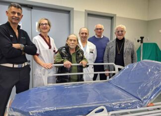 Nefrologia e dialisi, una nuova barella donata dal Gruppo amici di Bruno e il Calcit Arezzo