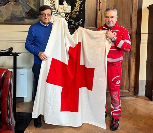 Giornata Croce Rossa, la bandiera sventola su Palazzo Aggiunti