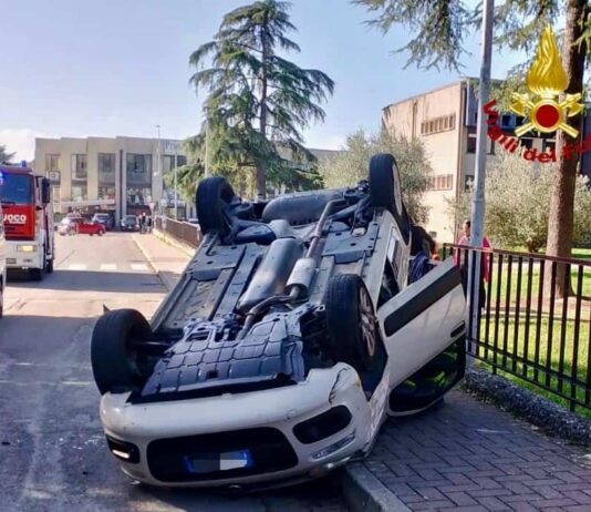 Incidente a Sansepolcro, auto si ribalta in via dei Lorena: ferito un 80enne